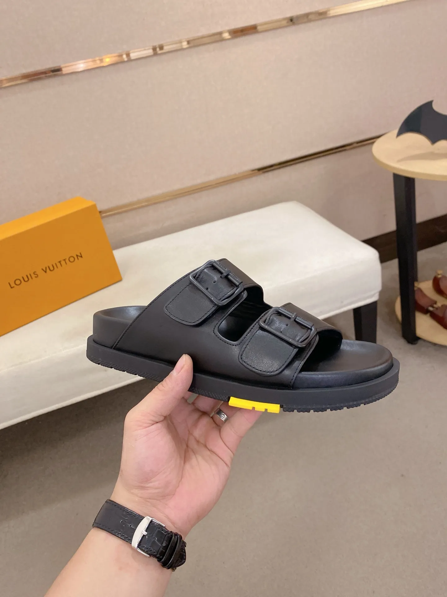 Factory price: 420💰Made by LV🔍Top purchasing agent. Men's spring and summer slippers are available at the same counter. The uppers are made of cowhide imported from Italy. High-quality craftsmanship, soles: original soles specially provided by the original factory, exclusive movable molded soles are super comfortable, original factory follow-up goods, 🔍🔍high quality, can be entered and exited the counter at will, welcome to compare, code number 38-44. Can be customized45